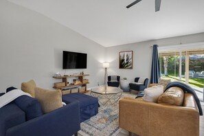 Hus, flere senger, adgang til basseng, bassengutsikt | Oppholdsområde | En 42-tommers Flatskjerm-TV med kabel-kanaler samt TV