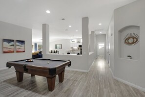 Huis, Meerdere bedden, toegang tot zwembad, uitzicht op zwembad | Spelletjeskamer