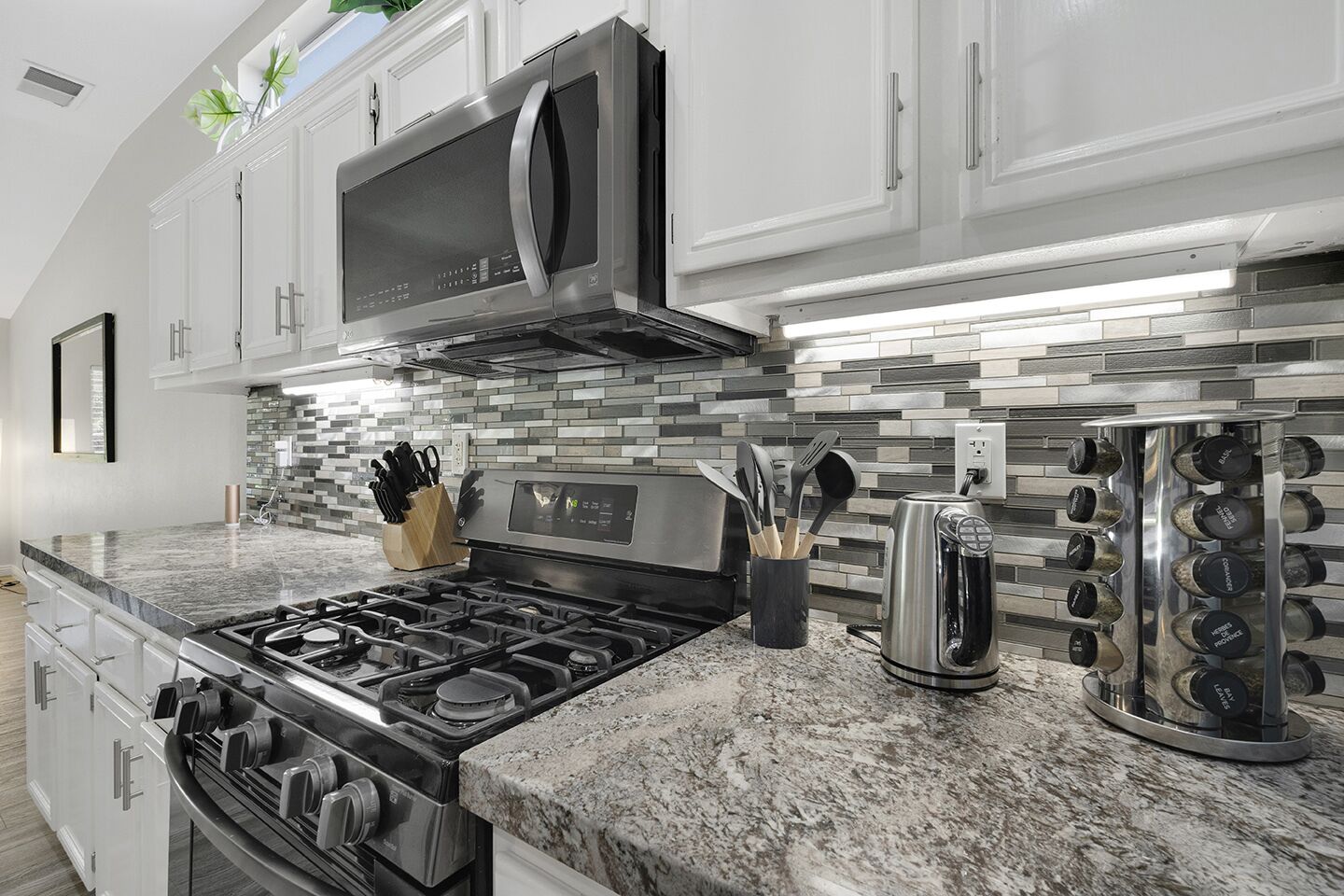 House, Multiple Beds, Pool Access, Pool View | Private kitchen | Fridge, microwave, oven, stovetop