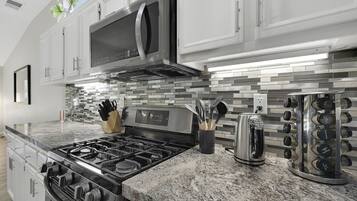 House, Multiple Beds, Pool Access, Pool View | Private kitchen | Fridge, microwave, oven, stovetop