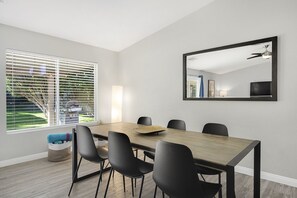 Hus, flere senger, adgang til basseng, bassengutsikt | Spiseområde
