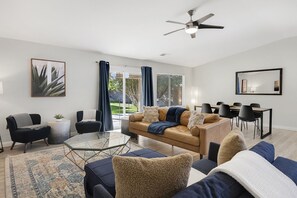 Hus, flere senger, adgang til basseng, bassengutsikt | Oppholdsområde | En 42-tommers Flatskjerm-TV med kabel-kanaler samt TV