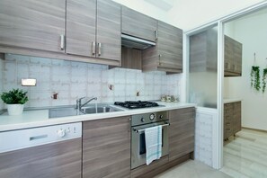 Kühlschrank, Ofen, Herdplatte, Wasserkocher mit Kaffee-/Teezubehör