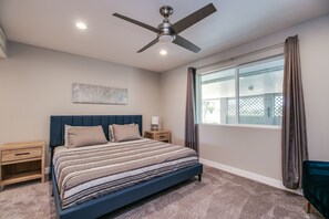 3 Schlafzimmer, Schreibtisch, Bügeleisen/Bügelbrett, Bettwäsche