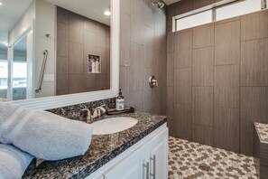 Shower, hair dryer, towels, toilet paper - Sun City 55+ Community! 3 Bdrm Golf Course Lot Home!  (Sun City)