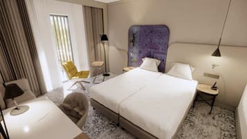 Ein Hotelzimmer mit einem großen Bett, einem Sessel, einem Schreibtisch und einer Lampe.