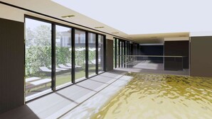 Un interior modern amb grans finestres, un sòl reflectant i un disseny minimalista.