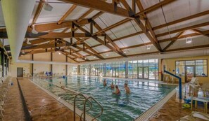 Alberca techada y alberca al aire libre