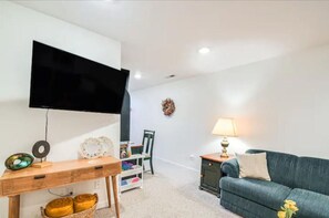 Smart TV, chimenea, futbolito y tenis de mesa 