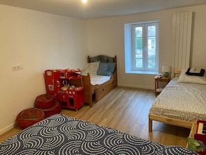 4 soverom, skrivebord, strykejern/-brett og reiseseng for barn