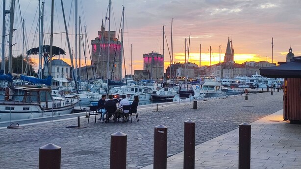 A marina with boats docked, a cobblestone walkway, and buildings in the background. - Large refurbished house in central village location (Dompierre-sur-Mer)