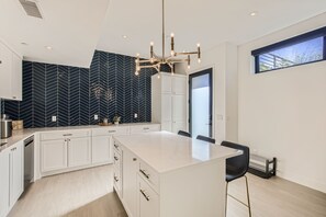 Fridge, dishwasher, coffee/tea maker, ice maker - Luxurious Rental with Ideal Downtown Proximity - Stroll to Pearl Street and CU. (Boulder)