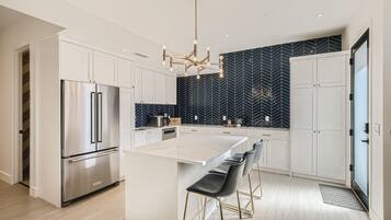 Réfrigérateur, lave-vaisselle, cafetière/bouilloire