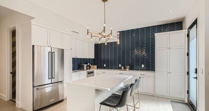 Luxurious Rental with Ideal Downtown Proximity - Stroll to Pearl Street and CU.