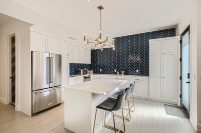 Luxurious Rental with Ideal Downtown Proximity - Stroll to Pearl Street and CU.