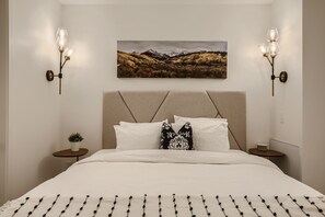 2 bedrooms, desk, iron/ironing board, free WiFi - Luxurious Rental with Ideal Downtown Proximity - Stroll to Pearl Street and CU. (Boulder)