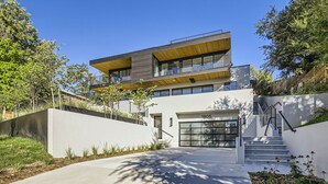 A modern two-story house with a garage, a staircase, and a well-maintained garden. - Luxurious Rental with Ideal Downtown Proximity - Stroll to Pearl Street and CU. (Boulder)
