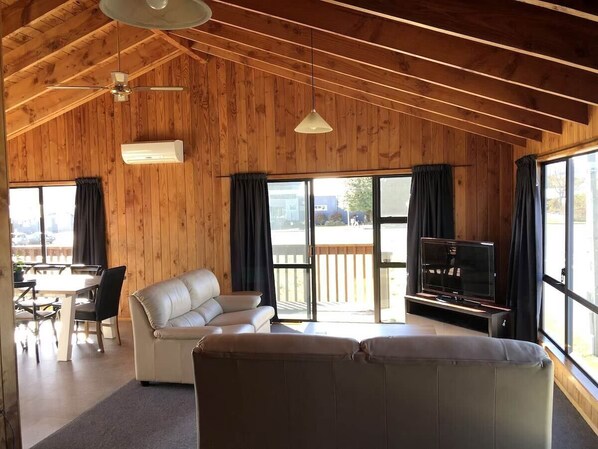 Living area - 3 Bedroom Mountain View Apartment (Ohakune)