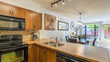 Een koelkast, een microgolfoven, een oven, een kookplaat