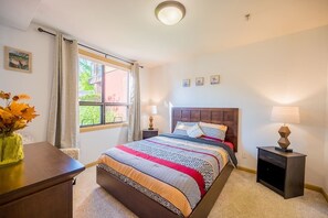 2 bedrooms, iron/ironing board, free WiFi, bed sheets - Resort Style Living with Private Lawn and Patio (Kelowna)