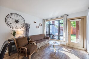 Smart TV, fireplace - Resort Style Living with Private Lawn and Patio (Kelowna)