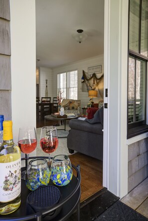 Interior - Oceanside - Dog Friendly - 3pm Checkout   (Pacific Beach)