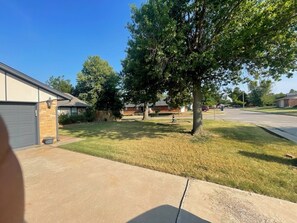 Property grounds - Spacious Eccentric Residential home (Oklahoma City)