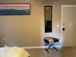 3 bedrooms, WiFi - Spacious Eccentric Residential home (Oklahoma City)