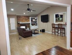 Smart TV - Spacious Eccentric Residential home (Oklahoma City)