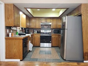 Fridge, microwave, oven, stovetop - Spacious Eccentric Residential home (Oklahoma City)