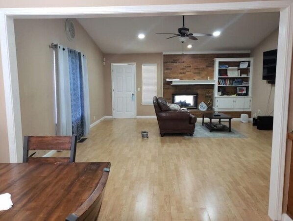 Smart TV - Spacious Eccentric Residential home (Oklahoma City)