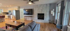 Smart TV, fireplace, table tennis, offices - 20% OFF Happy Haven Lakehouse- Lakefront, Dock, Pavillion, Hot Tub, Game Room (Dandridge)