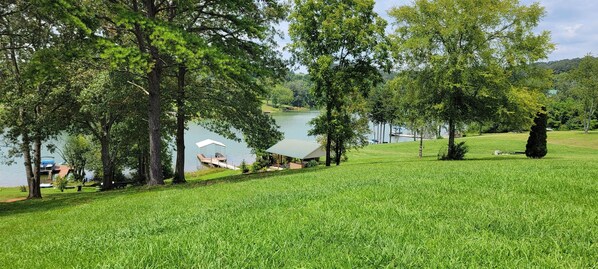Property grounds - 20% OFF Happy Haven Lakehouse- Lakefront, Dock, Pavillion, Hot Tub, Game Room (Dandridge)
