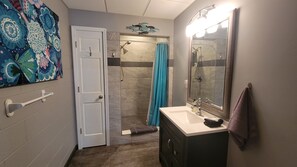 Ensemble douche/baignoire, sèche-cheveux, serviettes fournies