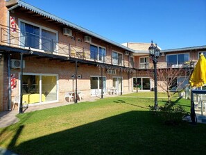 Caixa forta a l'habitació i espai de treball apte per a portàtils