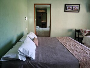 Caixa forta a l'habitació i espai de treball apte per a portàtils