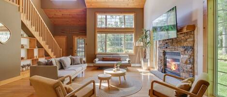 Smart TV, chimenea, libros y estéreo