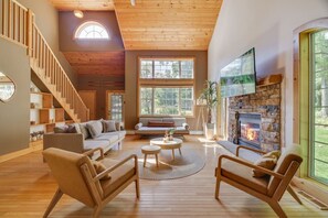 Een smart-tv, een open haard, boeken en een stereo