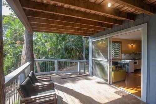 Bethongabel - a large home located only a minutes walk to Straddie Hotel.