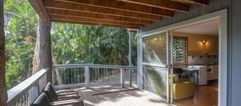 Bethongabel - a large home located only a minutes walk to Straddie Hotel.