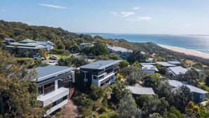 A coastal residential area with modern houses, a beach, and dense greenery. - Banyandah - Breathtaking views (Point Lookout)