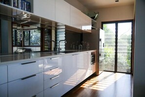 Fridge, microwave, oven, stovetop - Banyandah - Breathtaking views (Point Lookout)