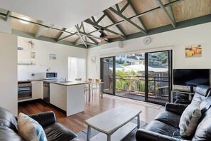 Smart TV, DVD player, books, video library - Main Stay - Your family will be close to everything! (Point Lookout)