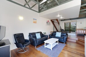 Smart TV, reproductor de DVD, libros y videoteca 