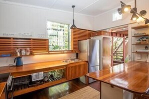 Fridge, microwave, oven, stovetop - 117 Mooloomba - Leave the devices at home and enjoy the serenity (Point Lookout)