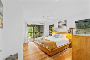 4 bedrooms, iron/ironing board, bed sheets - Surf Gums - a four bedroom, 2 bathroom home nestled in amongst native gum trees (Point Lookout)