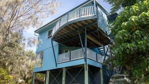 Uma casa de dois andares com uma varanda no andar superior.