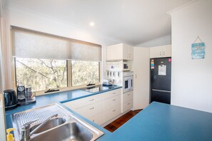 冷蔵庫、電子レンジ、オーブン、コンロ