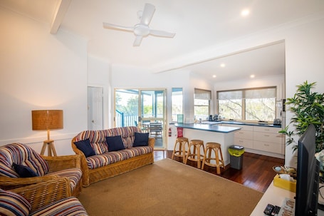 Smart TV, books. The Blue House - a spacious pet friendly home suitable for the whole family