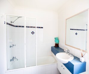 Een douche, handdoeken, zeep